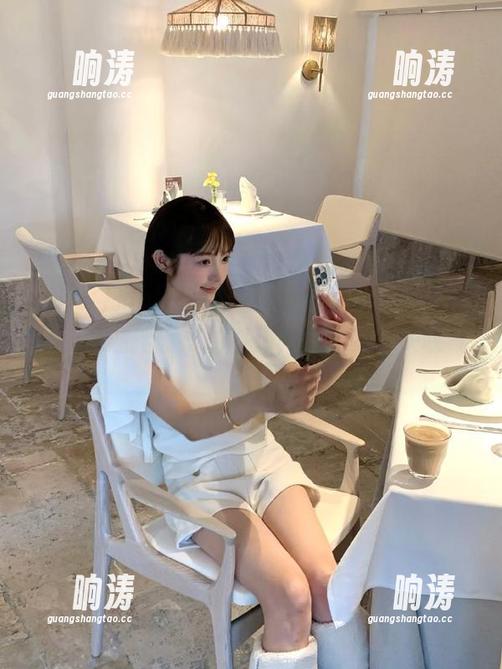 把hlw装到ios系统里，果然是一种“葱油拌面”的爽感，边看边摇头叹气。