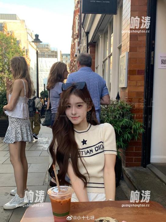 zztt “zztt21”发布:有人在舞会上求婚,却被一只迷路的蜗牛打断……